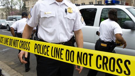 Chocante agresión policial a una mujer en EE.UU. captada por una cámara (VIDEO)