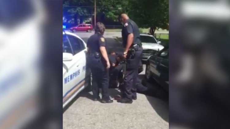 Video: Policías de EE.UU. golpean y derriban a un hombre que filmaba un operativo