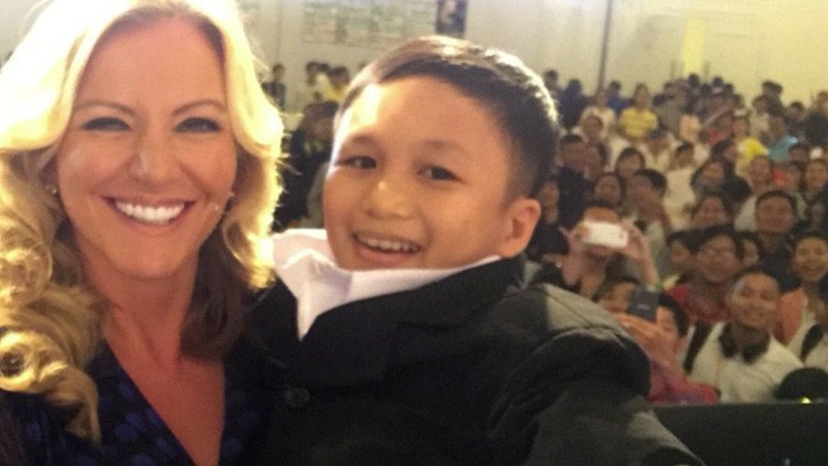 Una aristócrata británica toma a un hombre en brazos al confundirlo con un niño (Foto)