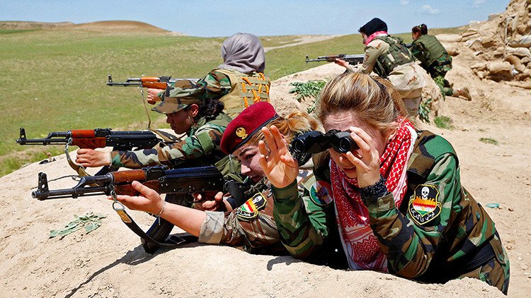 Un día en la vida de las soldados kurdas y yazidíes en el frente contra el Estado Islámico