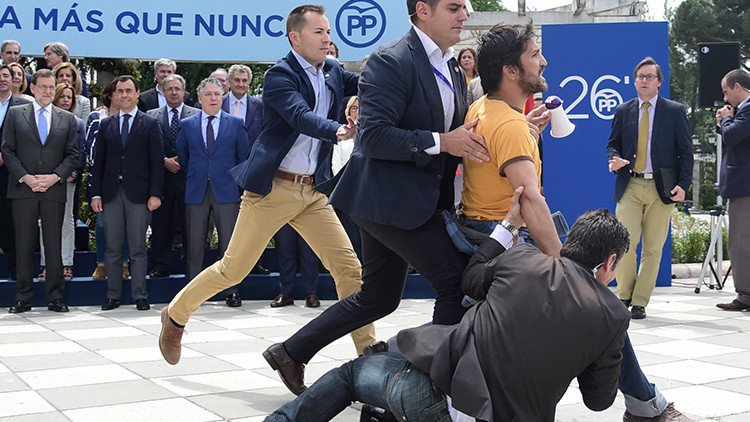 "Sois la corrupción": Un activista interrumpe un acto del PP en Madrid (video)