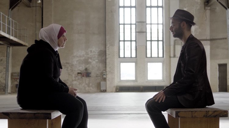 'Rompiendo barreras': Refugiados y europeos se descubren con la mirada en un conmovedor video