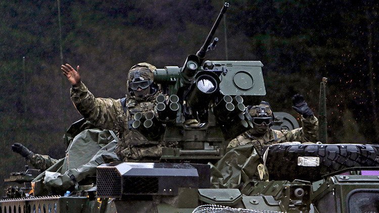 'Bienvenida' a la checa: Publican el video de un veterano que enseña el trasero al convoy de la OTAN