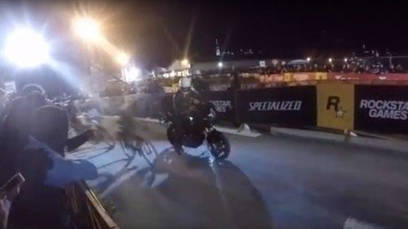 Se paró una moto en medio de una carrera ciclista y esto fue lo que pasó