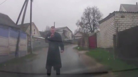 Solo en Bielorrusia: Un hombre detiene un coche para mostrarle cómo se despatarra