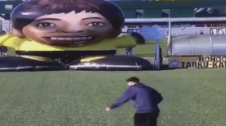 ¿Podrá Messi anotarle a este portero japonés gigante?