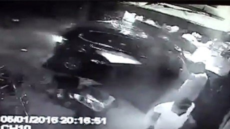 Se estrella contra un restaurante a toda velocidad y lo ataca una multitud