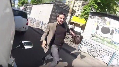 Un motorista abandona su moto para dar caza a un ladrón