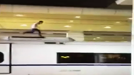 Muere electrocutado tras correr por el techo de un tren