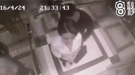 Quiso acosarla en el ascensor pero se metió con la mujer equivocada