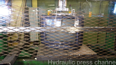 Esto le pasa a un televisor si lo aplastamos con una prensa hidráulica