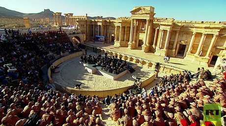 Las bombas dejan paso a los violines: Una orquesta sinfónica rusa toca en las ruinas de Palmira