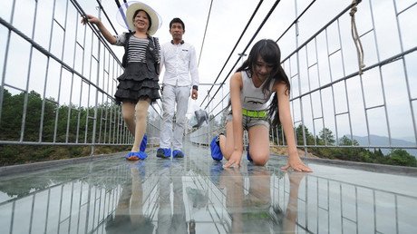 Suspendidos en el vacío: Impresionantes imágenes del mirador transparente más grande del mundo