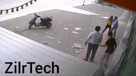 Extraño y desigual robo: Dos adolescentes con un machete roban a dos hombres