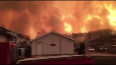 Incendios en Canadá: Graban cómo un 'muro de fuego' amenaza un pueblo