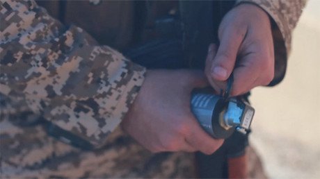 Video: Un yihadista se ríe ante la cámara mientras tira de la anilla de un cinturón suicida