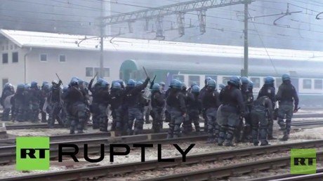 Manifestantes pro-refugiados se enfrentan con la Policía en la frontera italo-austriaca