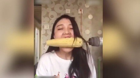 Una adolescente casi se queda calva mientras se somete a un reto viral