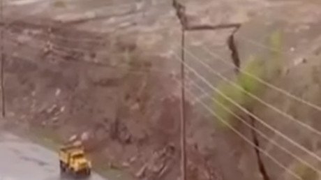 Video: Una enorme grieta en una ladera en EE.UU. amenaza a una comunidad