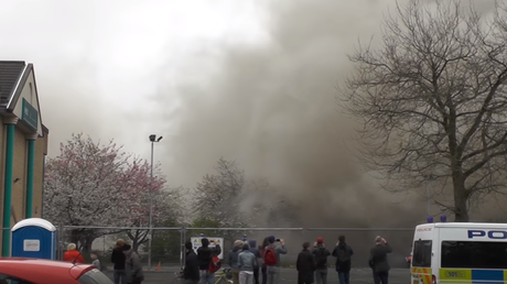 Quiso grabar la demolición de un edificio y un bus lo frustra con impecable profesionalidad