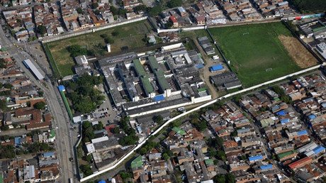 El rock de la cárcel: La directora de una prisión de Colombia baila con los reclusos (foto)