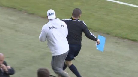 Un árbitro se presenta borracho en pleno partido de fútbol y se niega a dejar el campo