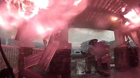 Fuego 'desde dentro': dramático intento de los bomberos de salvar una casa de un incendio