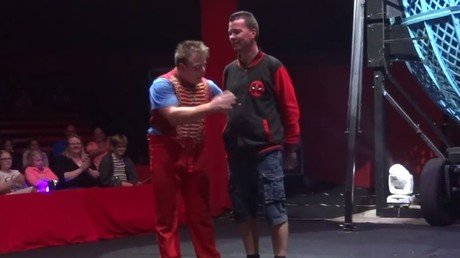 Un espectador casi pierde la vida por este truco de un payaso