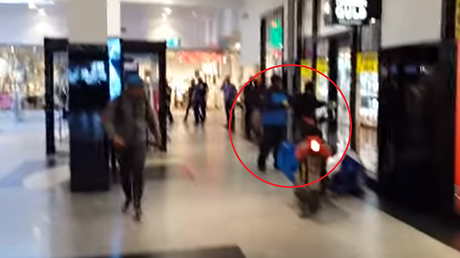 El 'reportero' con más sangre fría: graba un robo a mano armada sin inmutarse