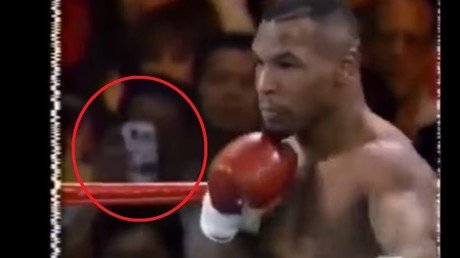¿El supuesto 'smartphone' en una pelea de Mike Tyson de 1995 demuestra los viajes en el tiempo?