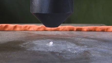 Esto pasa si aplastamos un diamante con una prensa hidráulica