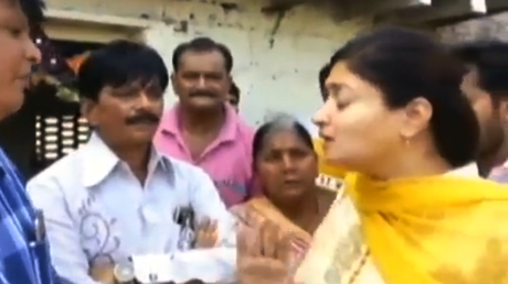 Una diputada cae a un desagüe mientras la entrevistan