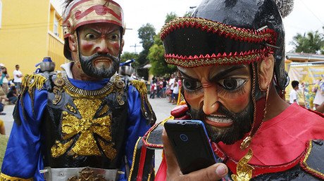¿Por qué los famosos cambian sus 'smartphones' por los viejos teléfonos con tapa?