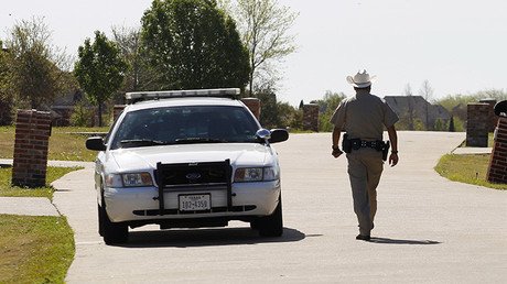Sin condena: absuelven en EE.UU. a un policía que mató a un joven desarmado y desnudo (Video)