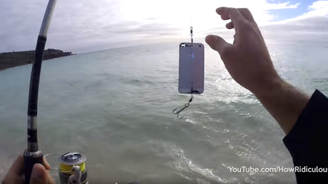 Así se pesca con un iPhone como carnada