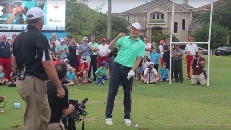 El impresionante truco de un golfista con una bola y un 'marshmallow'