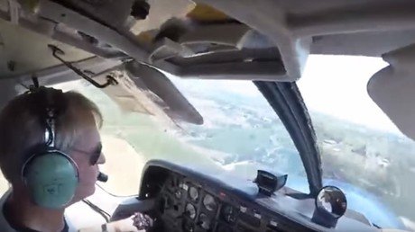 Momento exacto en que un grupo de paracaidistas sufre un accidente de avión 