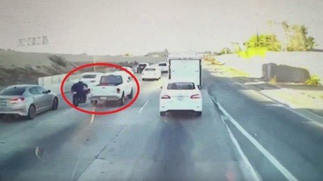 Así se venga un motorista de una furgoneta que lo empujó