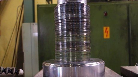 Esto es lo que pasa si aplastamos discos con una prensa hidráulica