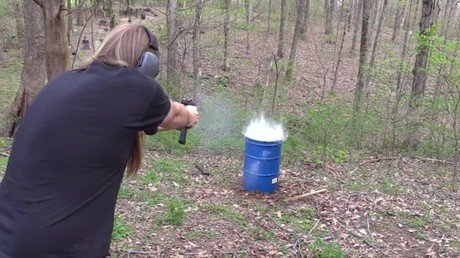¿Qué pasará si descargamos una pistola automática contra un barril de agua?