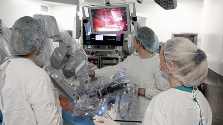 Rusia trasmite a todo el mundo una operación robotizada con el aparato Da Vinci