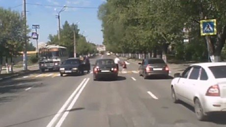 Error de escuela: Conductor desata la furia de los peatones al atropellar a una niña