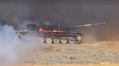 Video: Un tanque sirio sobrevive al fuerte impacto de un proyectil 'rebelde'