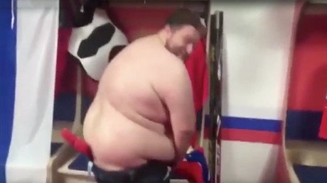 Video indignante: un fan de EE.UU. orina en la camiseta del capitán ruso de hockey sobre hielo