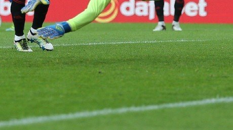 Video: muere un futbolista tras recibir un rodillazo en la cara