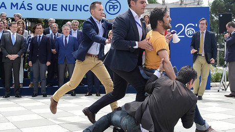 "Sois la corrupción": Un activista interrumpe un acto del PP en Madrid (video)