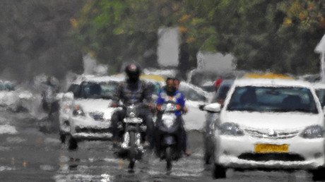 Una fuerte ola de calor derrite las calles de India (video)