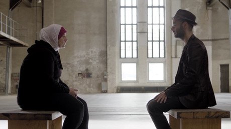 'Rompiendo barreras': Refugiados y europeos se descubren con la mirada en un conmovedor video