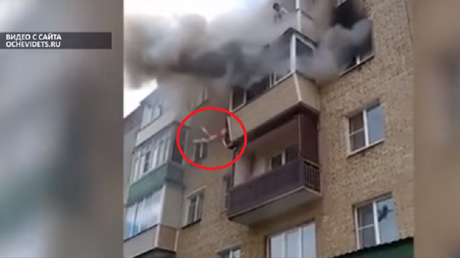 Varios transeúntes salvan a una familia que tuvo que saltar del quinto piso por un incendio