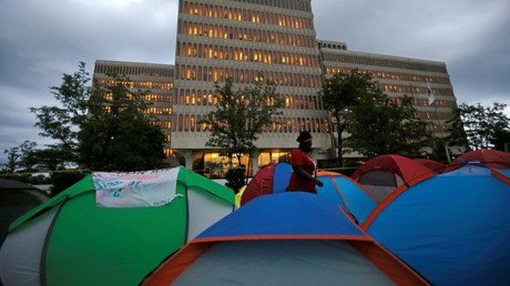 "No nos iremos": empleados de McDonald's acampan en la sede central de la empresa en EE.UU. (video)